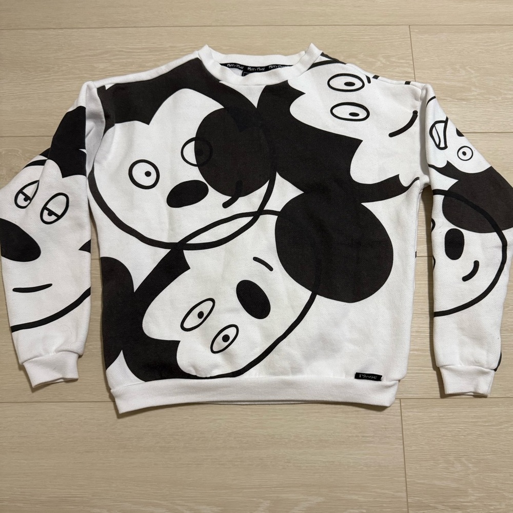 ✨Disney Artist Series Unique Black White Mickey Sweater - Picture 2 of 12